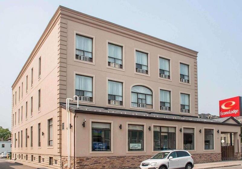 فندق Woodstock Inn And Suites