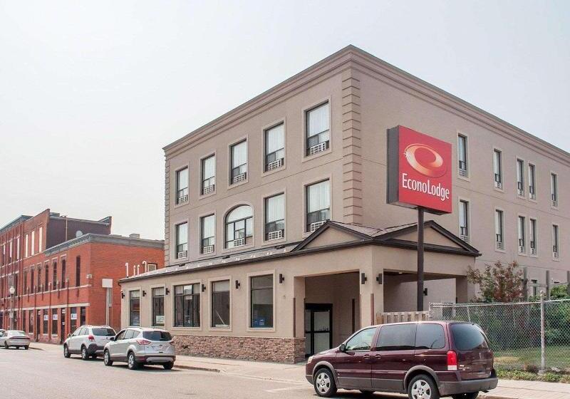 فندق Woodstock Inn And Suites