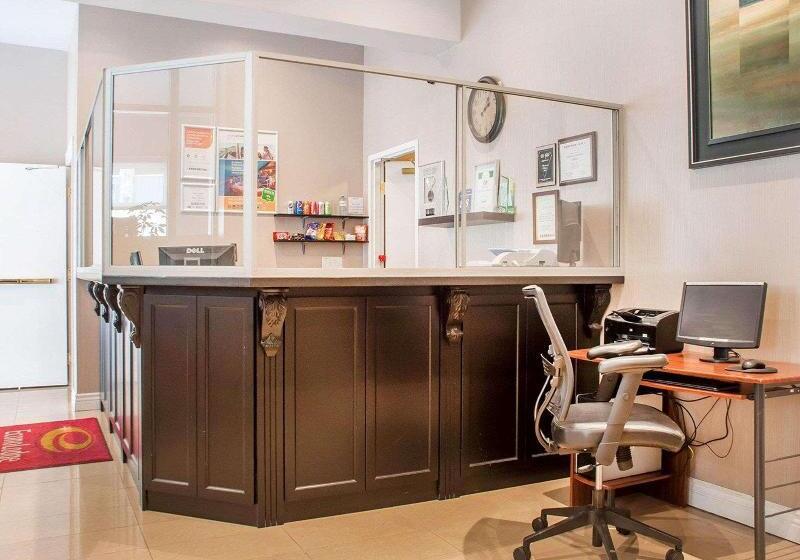 فندق Woodstock Inn And Suites