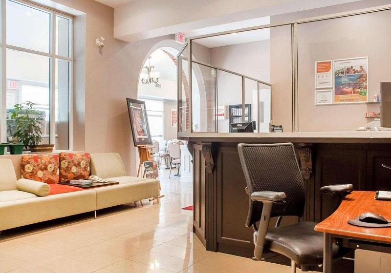 فندق Woodstock Inn And Suites