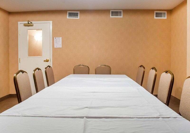 فندق Woodstock Inn And Suites