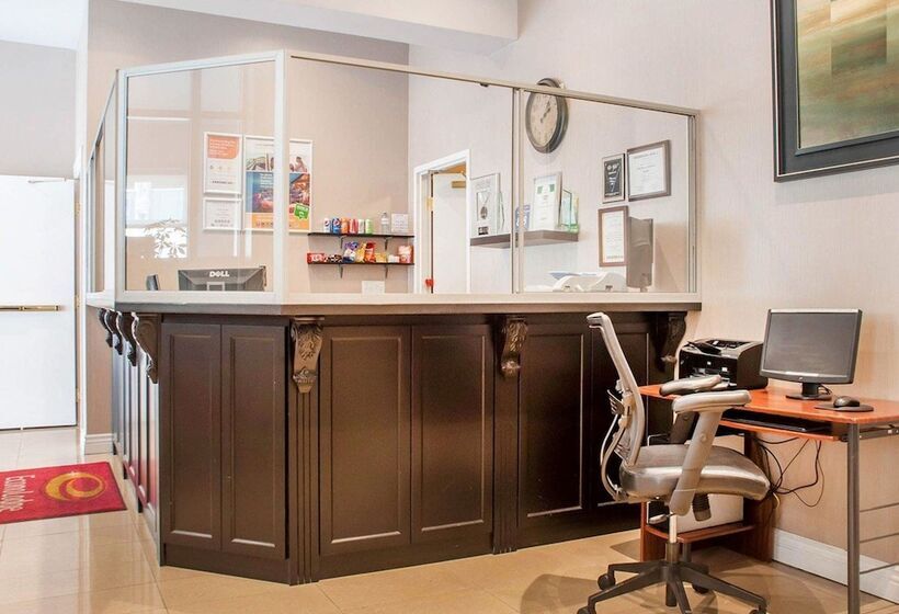 فندق Woodstock Inn And Suites