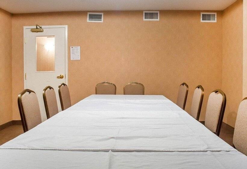 فندق Woodstock Inn And Suites