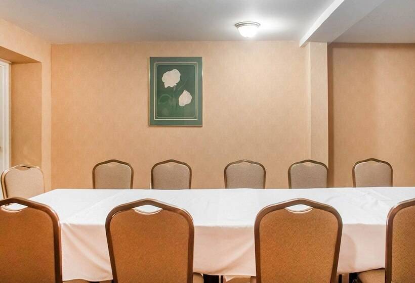 فندق Woodstock Inn And Suites