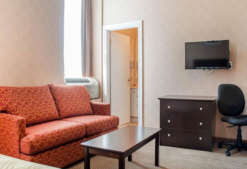 فندق Woodstock Inn And Suites