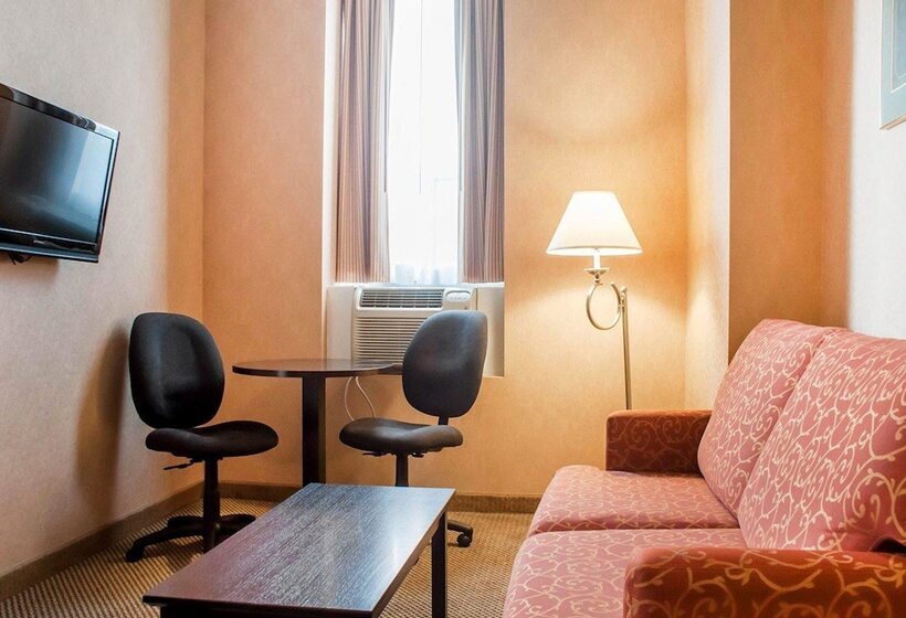 فندق Woodstock Inn And Suites