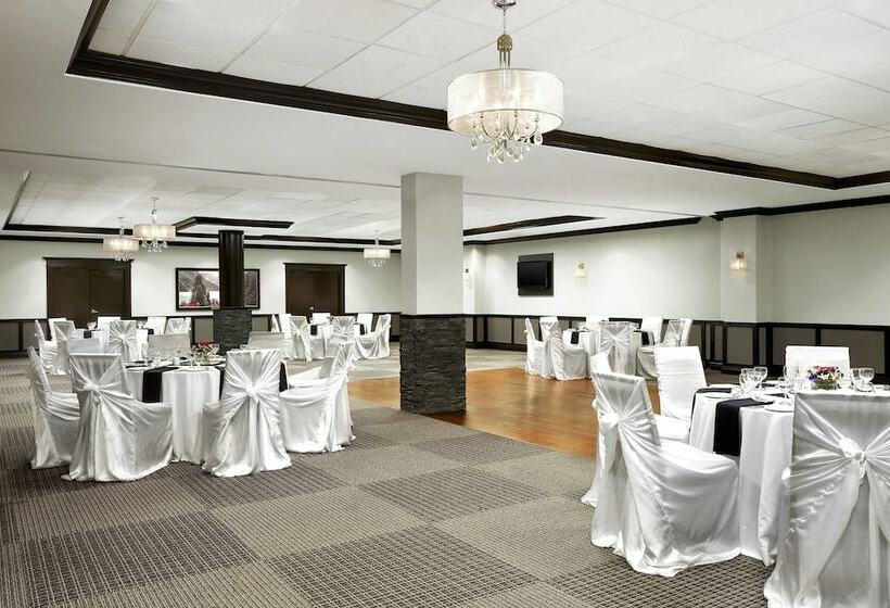 Four Points By Sheraton Hotel & Suites Calgary West