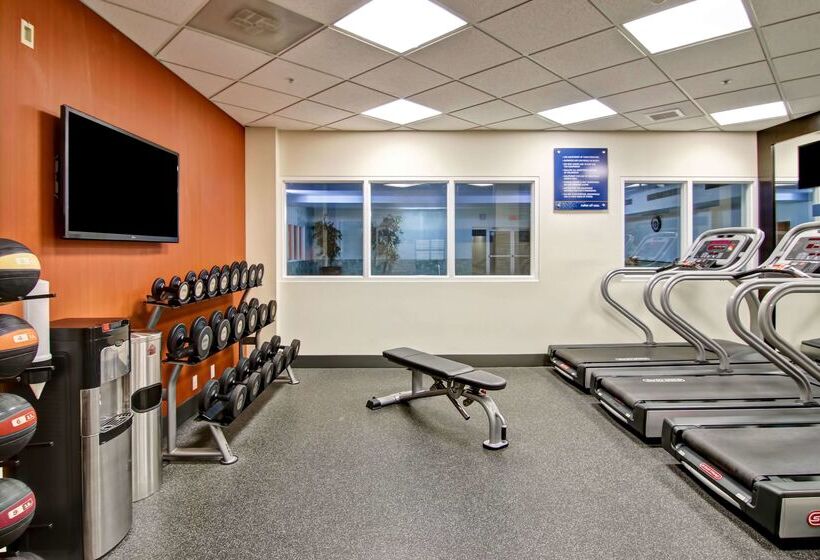 فندق Hampton Inn & Suites By Hilton Calgary Airport