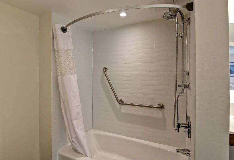 فندق Hampton Inn & Suites By Hilton Calgary Airport