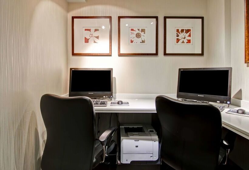 فندق Hampton Inn & Suites By Hilton Calgary Airport