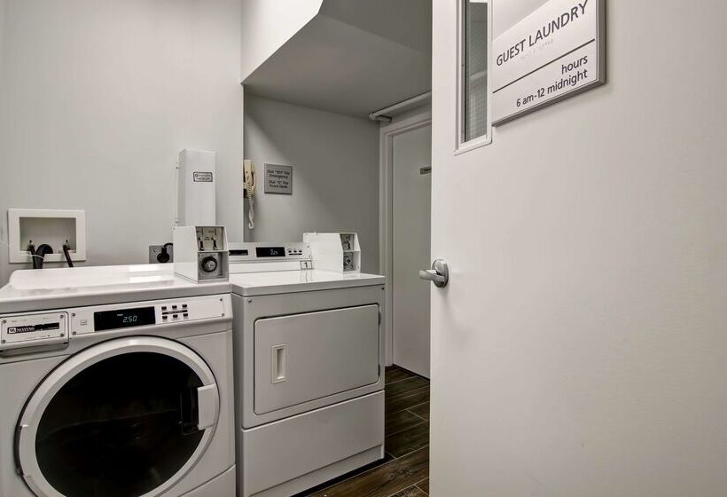 فندق Hampton Inn & Suites By Hilton Calgary Airport