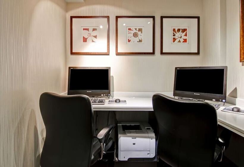 فندق Hampton Inn & Suites By Hilton Calgary Airport