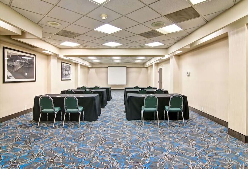 فندق Hampton Inn & Suites By Hilton Calgary Airport