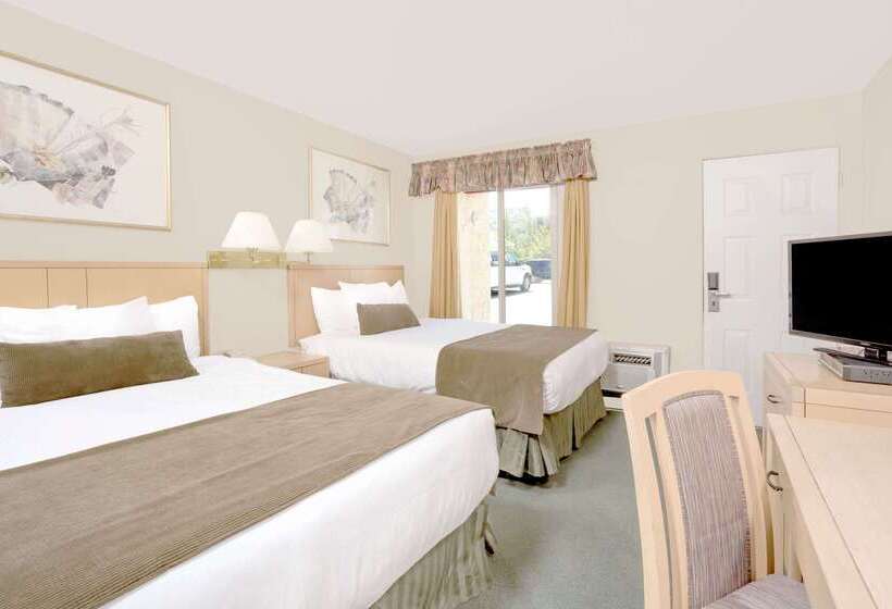 هتل Howard Johnson By Wyndham Downtown Kamloops