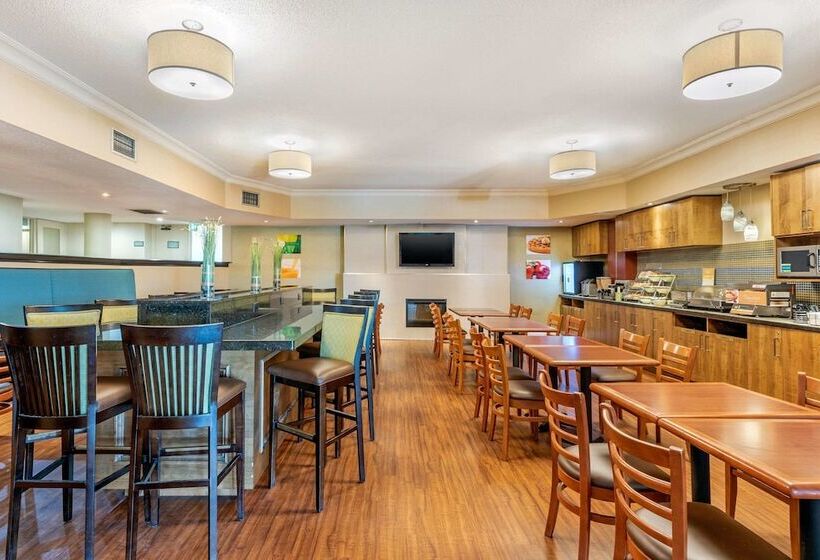 호텔 Quality Inn & Suites