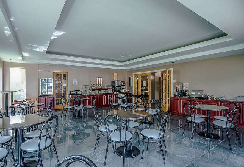 Отель Quality Suites