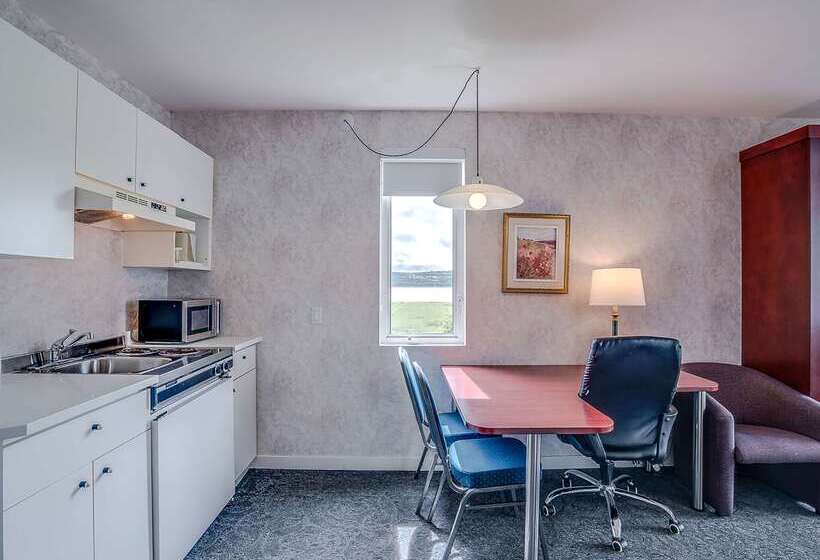 Отель Quality Suites