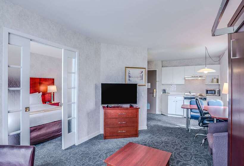 Отель Quality Suites