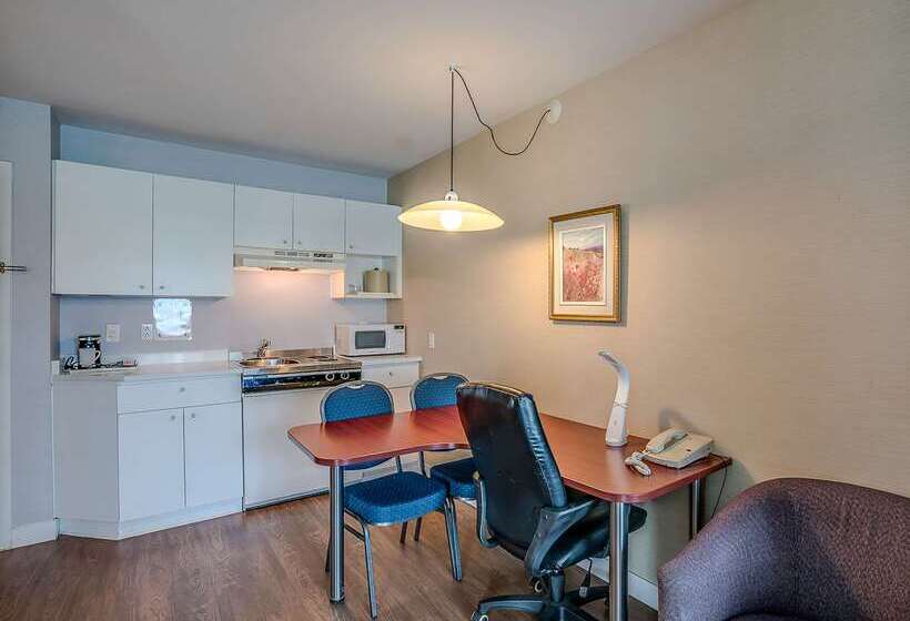 Отель Quality Suites