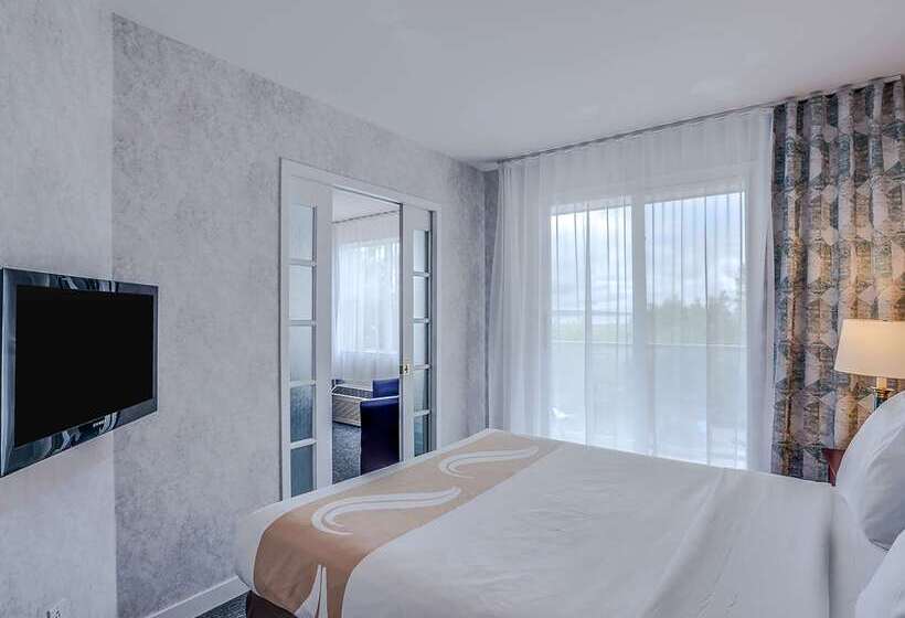 Отель Quality Suites