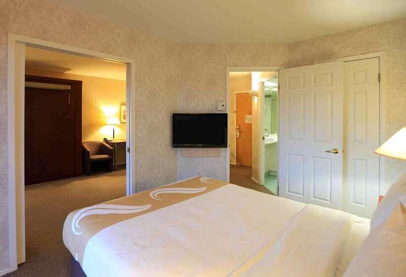 Отель Quality Suites