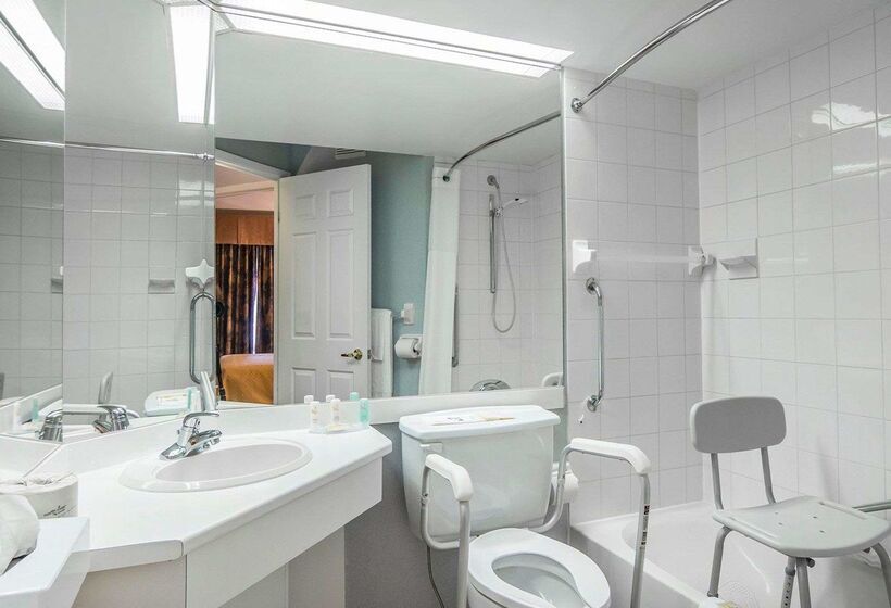Отель Quality Suites