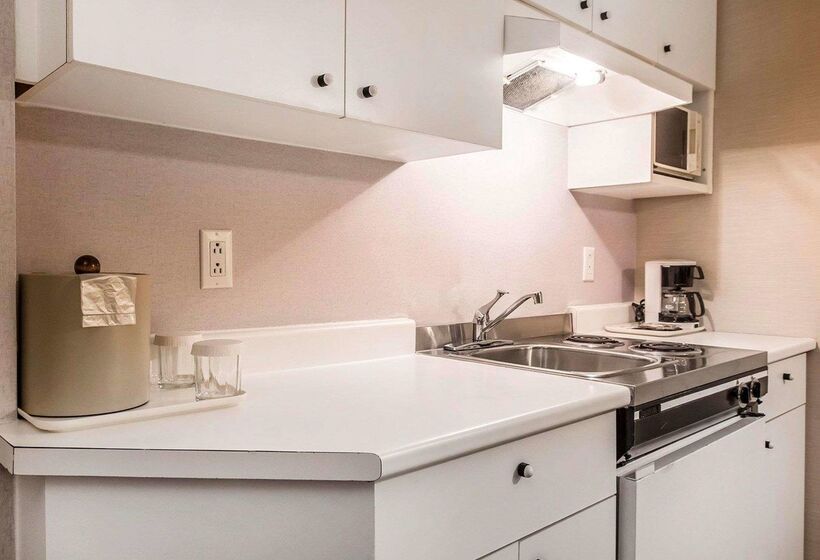 Отель Quality Suites