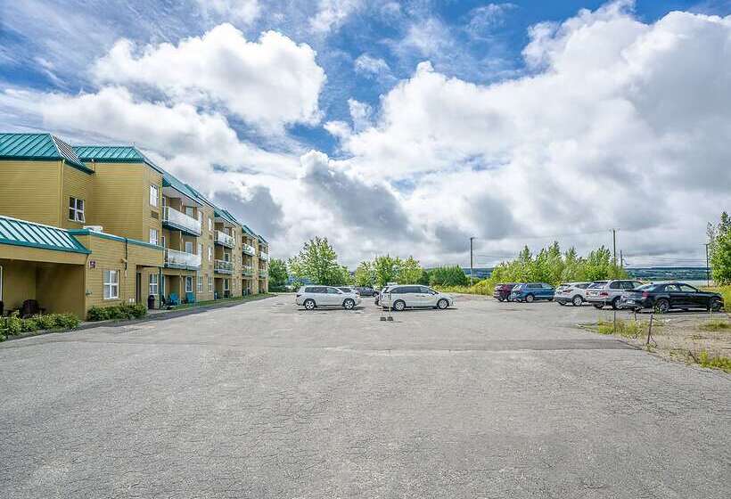 Отель Quality Suites