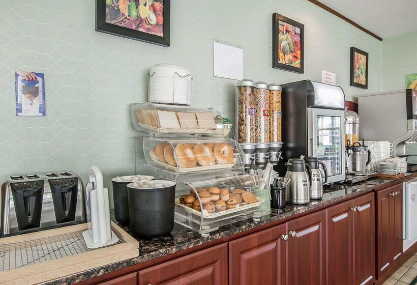 Отель Quality Suites