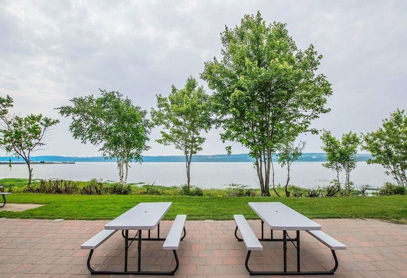 Отель Quality Suites