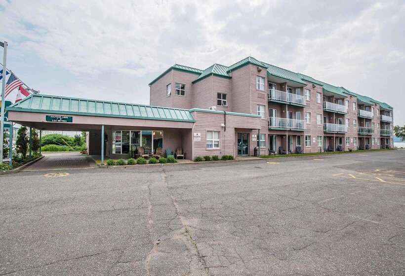 Отель Quality Suites