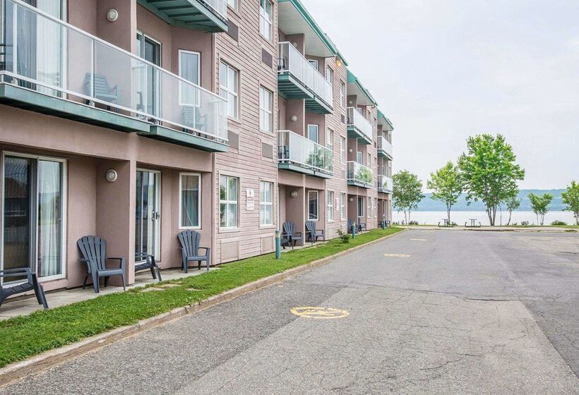 Отель Quality Suites