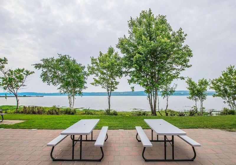 Отель Quality Suites