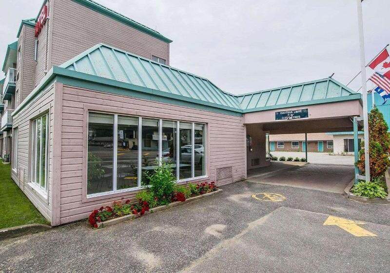 Отель Quality Suites