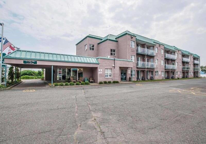 Отель Quality Suites