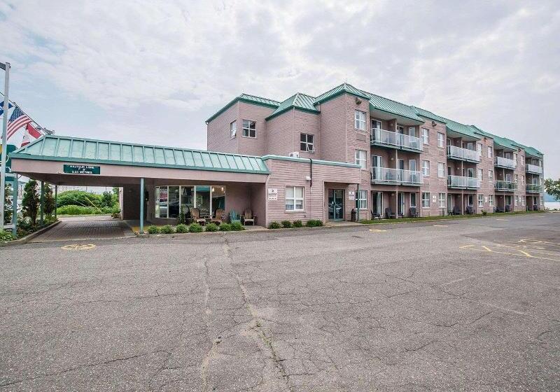 Отель Quality Suites