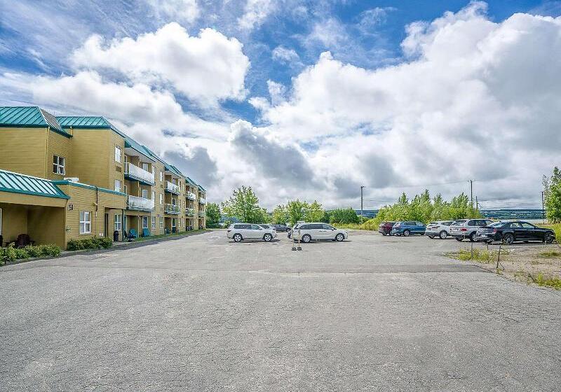 Отель Quality Suites