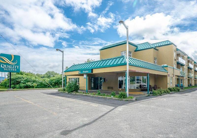 Отель Quality Suites