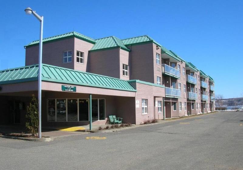 Отель Quality Suites