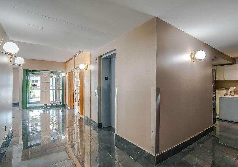 Отель Quality Suites