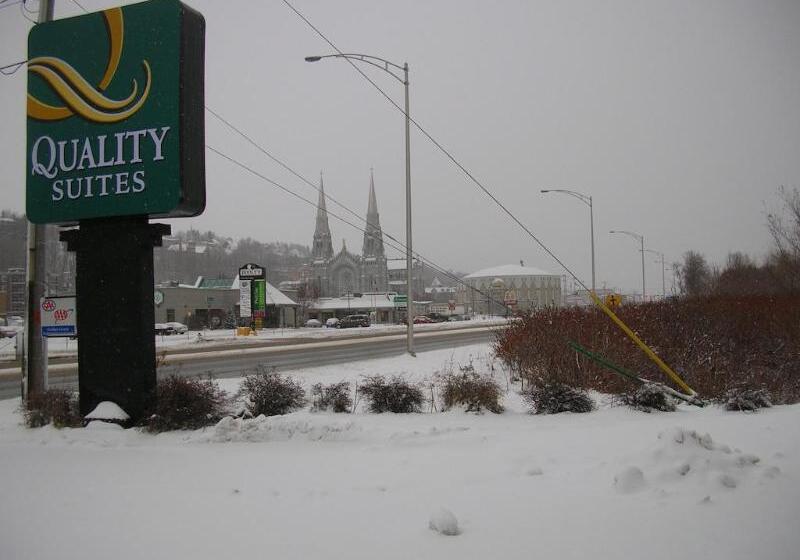 Отель Quality Suites