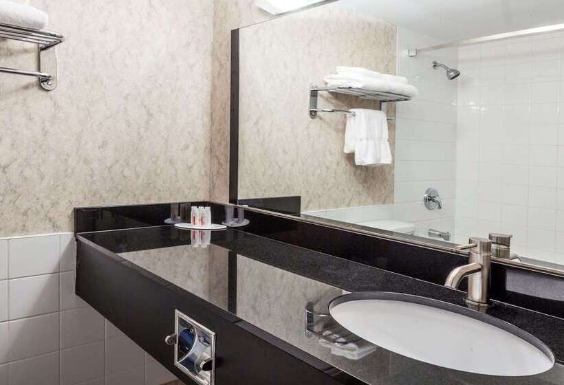 Отель Ramada By Wyndham Timmins