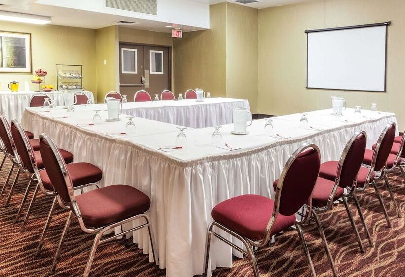 Отель Ramada By Wyndham Timmins