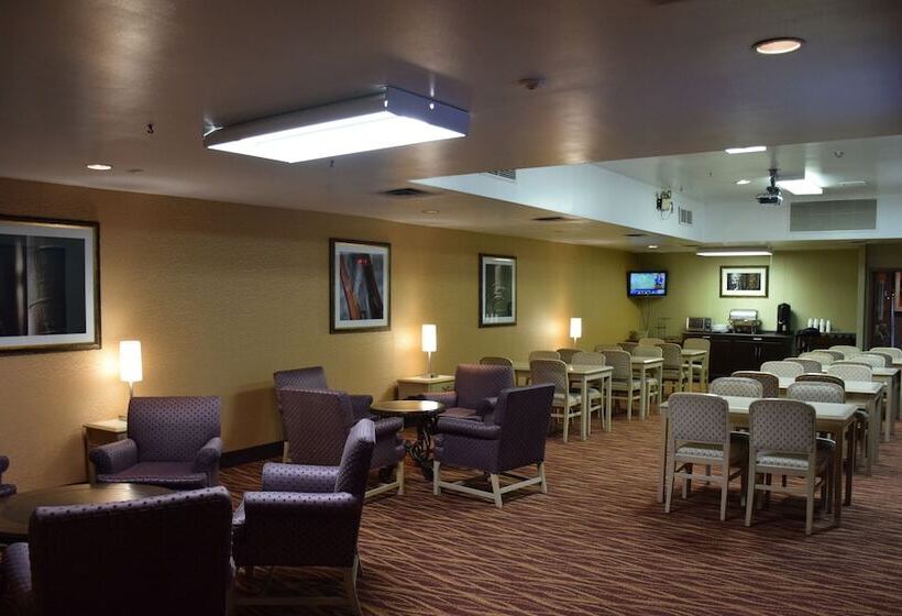 Отель Ramada By Wyndham Timmins