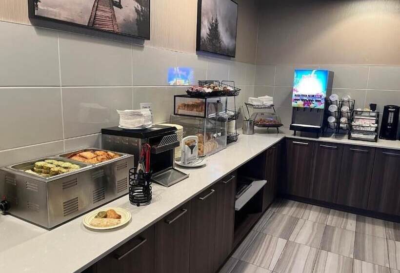 فندق Super 8 By Wyndham Macleod Trail Calgary