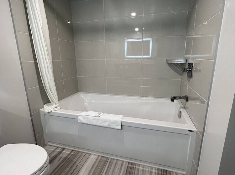 فندق Super 8 By Wyndham Macleod Trail Calgary