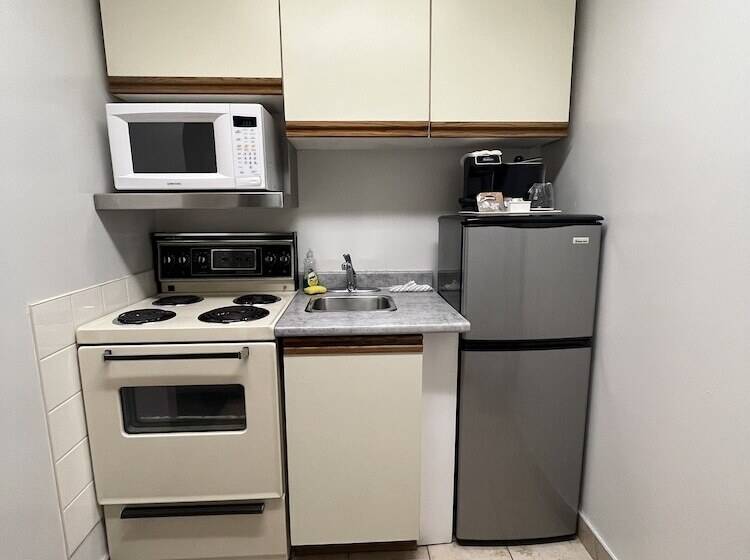 فندق Super 8 By Wyndham Macleod Trail Calgary