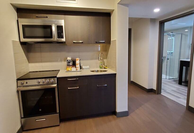 فندق Super 8 By Wyndham Macleod Trail Calgary