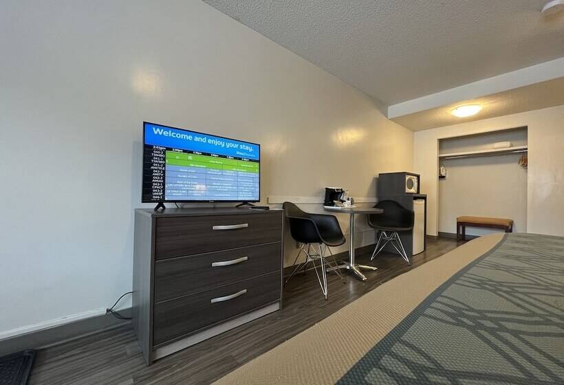 فندق Super 8 By Wyndham Macleod Trail Calgary