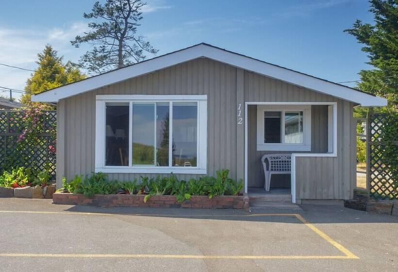 בית מלון כפרי The Cedarwood Inn & Suites